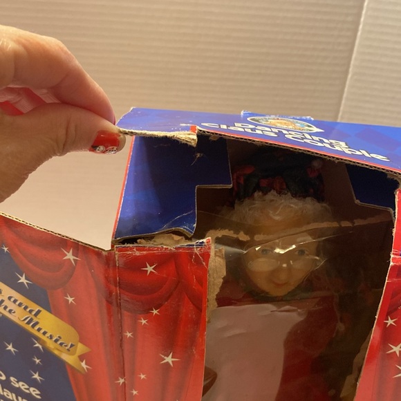 Dancing Claus Couple Figurines - Picture 9 of 12